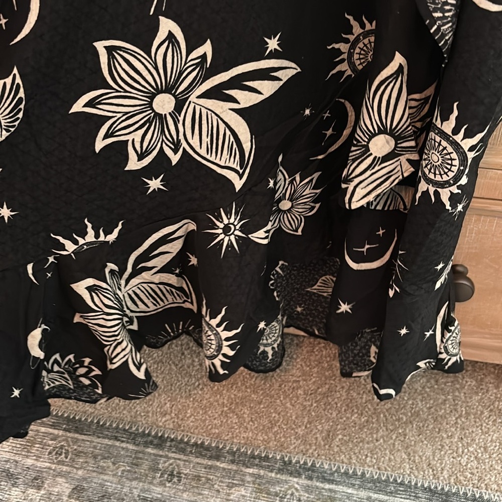 Band of Gypsies Black and Cream Floral Wrap Maxi Dress - Picture 4 of 9